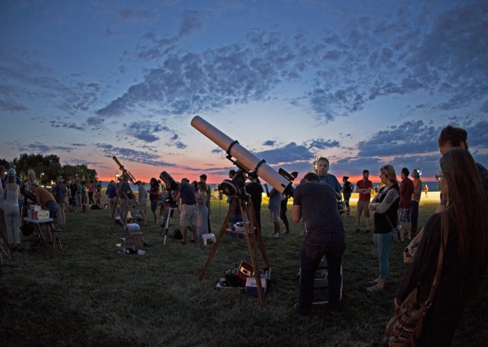 Photo: After sunset scopes pointed skyward and offered views of planets Jupiter, Mars, and Saturn. Photo by James Guilford.